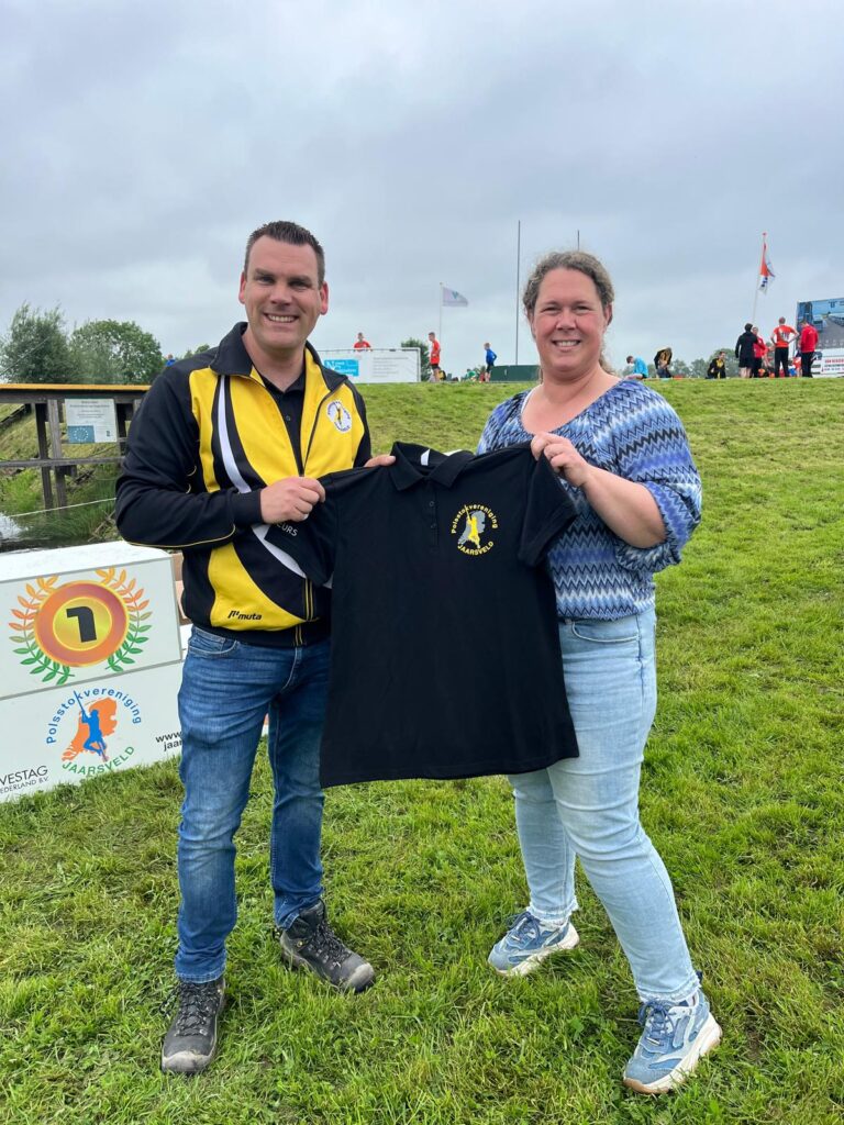 Polsstokvereniging Jaarsveld ontvangt nieuwe vrijwilligershirts van KPAdviseurs