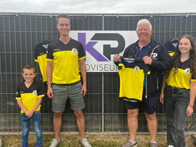 KP-Adviseurs sponsort nieuwe trainingsshirts voor Polsstokvereniging Jaarsveld